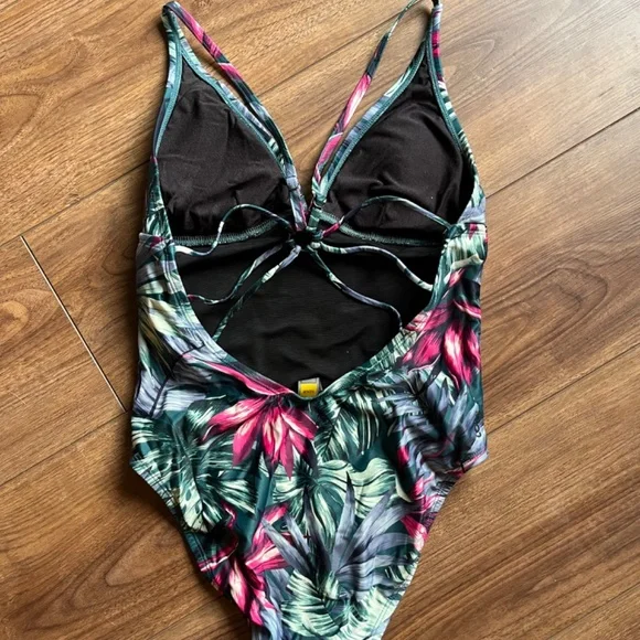 Ladies Lole Swimsuit - Size XS - Excellent Used Condition - Picture 2 of 4